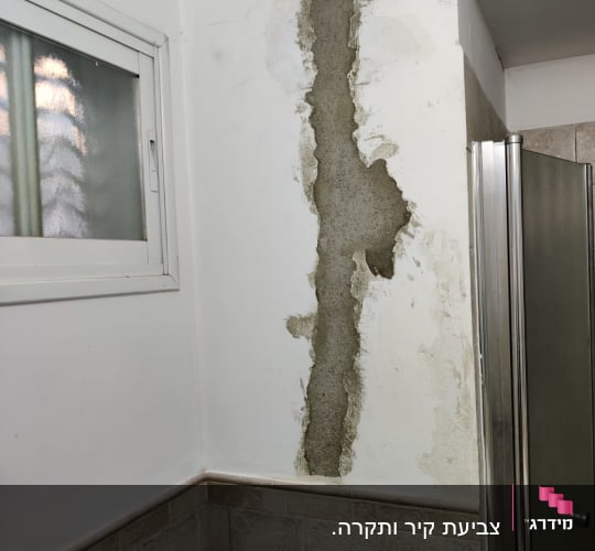 קיר עם תיקון טיח בחדר אמבטיה